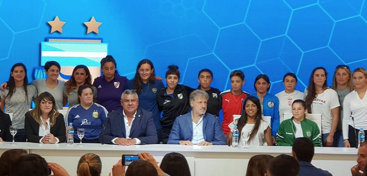 La Asociación del Fútbol Argentino (AFA) y Futbolistas Argentinos Agremiados (FAA) han firmado un acuerdo histórico para profesionalizar el fútbol femenino argentino, que a parir de junio tendrá su propia liga profesional.